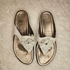 ECCO White with Flower Thong Sandals Flip Flops Size 38 (US 7) Comfort